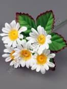 Букет ромашек мелких 5 цветочков на подразетнике 17см (бел кр жел сир син роз)